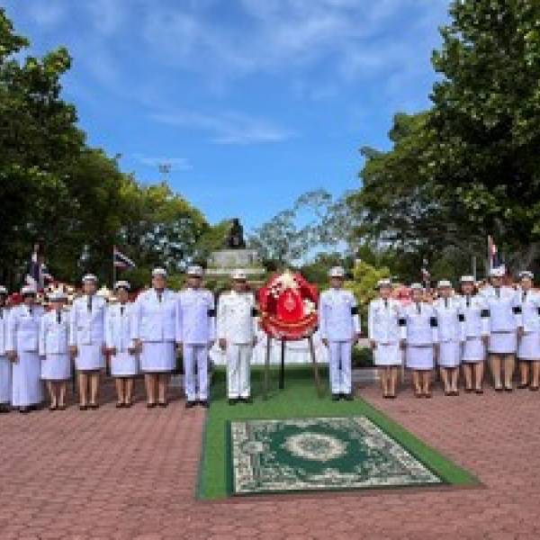 พิธีวางพวงมาลาถวายราชสักการะพระราชานุสาวรีย์ สมเด็จพระศรีนครินทราบรมราชชนนี เนื่องในวันคล้ายวันสวรรคต