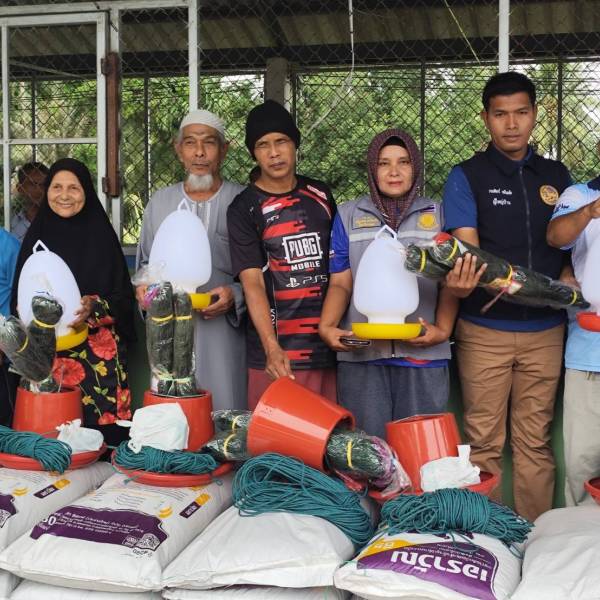 ตรวจรับปัจจัยการผลิต และส่งมอบโครงการส่งเสริมและพัฒนาอาชีพเพื่อแก้ไขปัญหาที่ดินทำกินของเกษตรกร