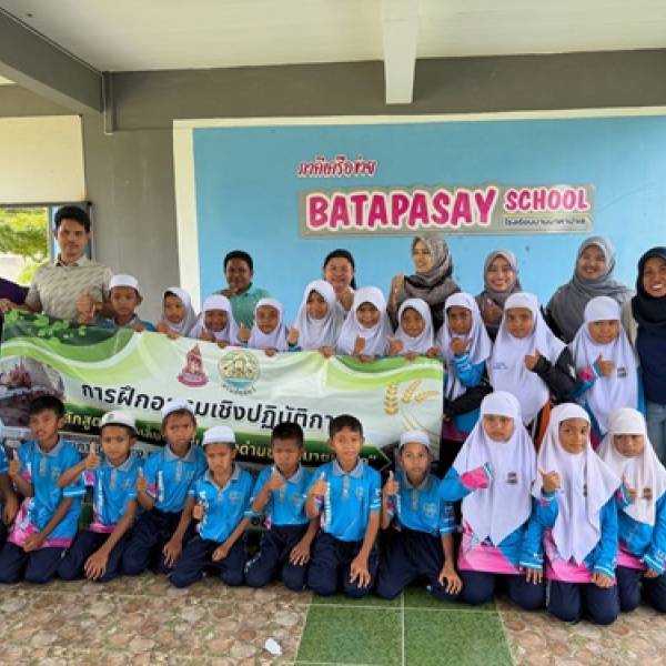 “สำนักงานปศุสัตว์จังหวัดนราธิวาส บูรณาการร่วมกับศูนย์วิจัยและพัฒนาแพะแกะ จัดอบรม หลักสูตร การเลี้ยงไก่พื้นเมืองด่านซ้ายหมายเลข 1 อันเนื่องมาจากพระราชดำริ”