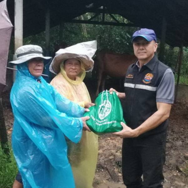 ตรวจติดตามสถานการณ์น้ำ และมอบถุงยังชีพสำหรับปศุสัตว์