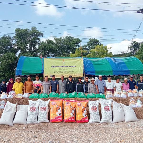 ปศุสัตว์จังหวัดยะลาลงพื้นที่มอบ หญ้าอาหารสัตว์พระราชทาน พระบาทสมเด็จพระเจ้าอยู่หัวและฟื้นฟูสุขภาพสัตว์ที่ได้รับผลกระทบจากอุทกภัย