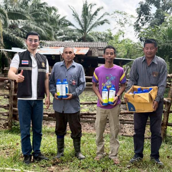 ปศุสัตว์อำเภอท่าแพ มอบน้ำยาฆ่าเชื้อสำหรับทำความสะอาดคอกสัตว์ ให้แก่เกษตรกรผู้เลี้ยงสัตว์