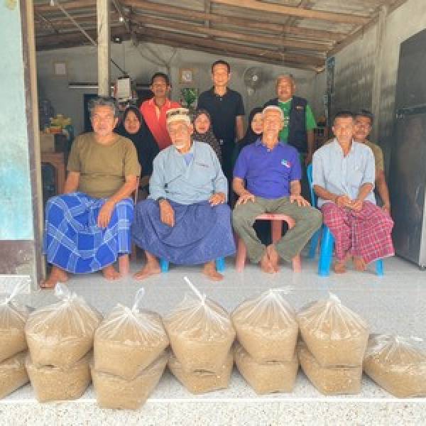 ปศุสัตว์อำเภอทุ่งยางแดง มอบอาหารสัตว์ (อาหารสำเร็จรูป) เพื่อช่วยเหลือเกษตรกรผู้เลี้ยงสัตว์ที่ได้รับผลกระทบจากอุทกภัย