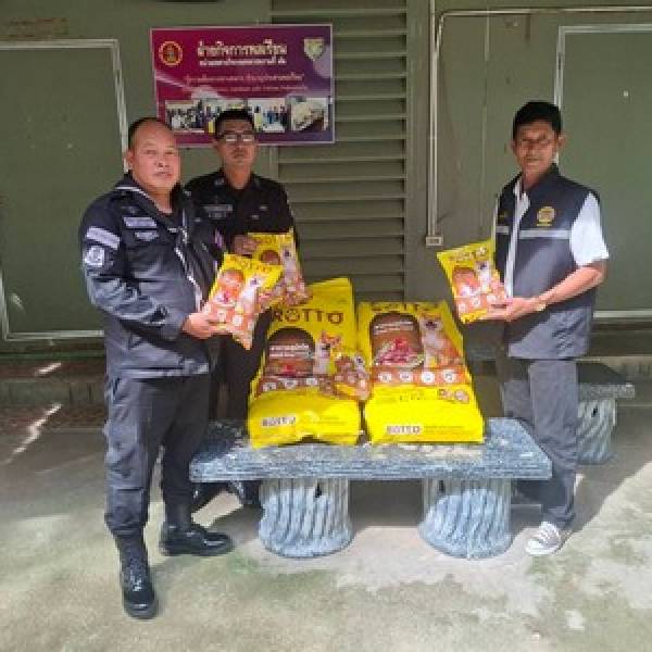 ปศุสัตว์อำเภอปะนาเระ  มอบอาหารสัตว์ (สุนัข-แมว ,แพะ-แกะ) เพื่อฟื้นฟูสุขภาพสัตว์เลี้ยงที่ได้รับผลกระทบจากอุทกภัย