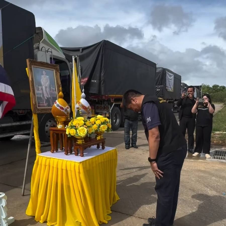 พระบาทสมเด็จพระเจ้าอยู่หัว พระราชทาน อาหารสัตว์เลี้ยงและอาหารสัตว์เศรษฐกิจ เพื่อช่วยเหลือเกษตรกรผู้เลี้ยงสัตว์ที่ประสบอุทกภัยชายแดนใต้